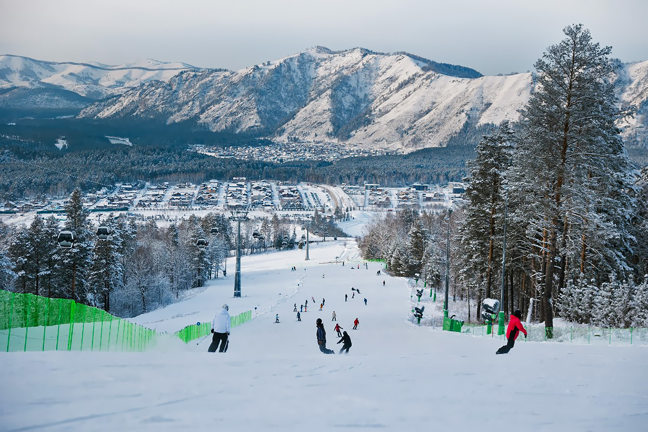 Горнолыжный курорт Манжерок на Алтае - вид с трасы на горы