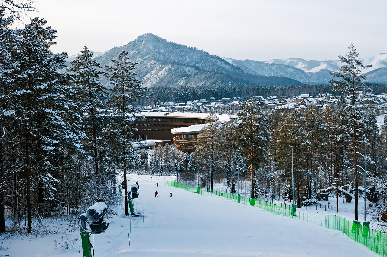 Горнолыжный курорт Манжерок на Алтае - вид на гостиницу
