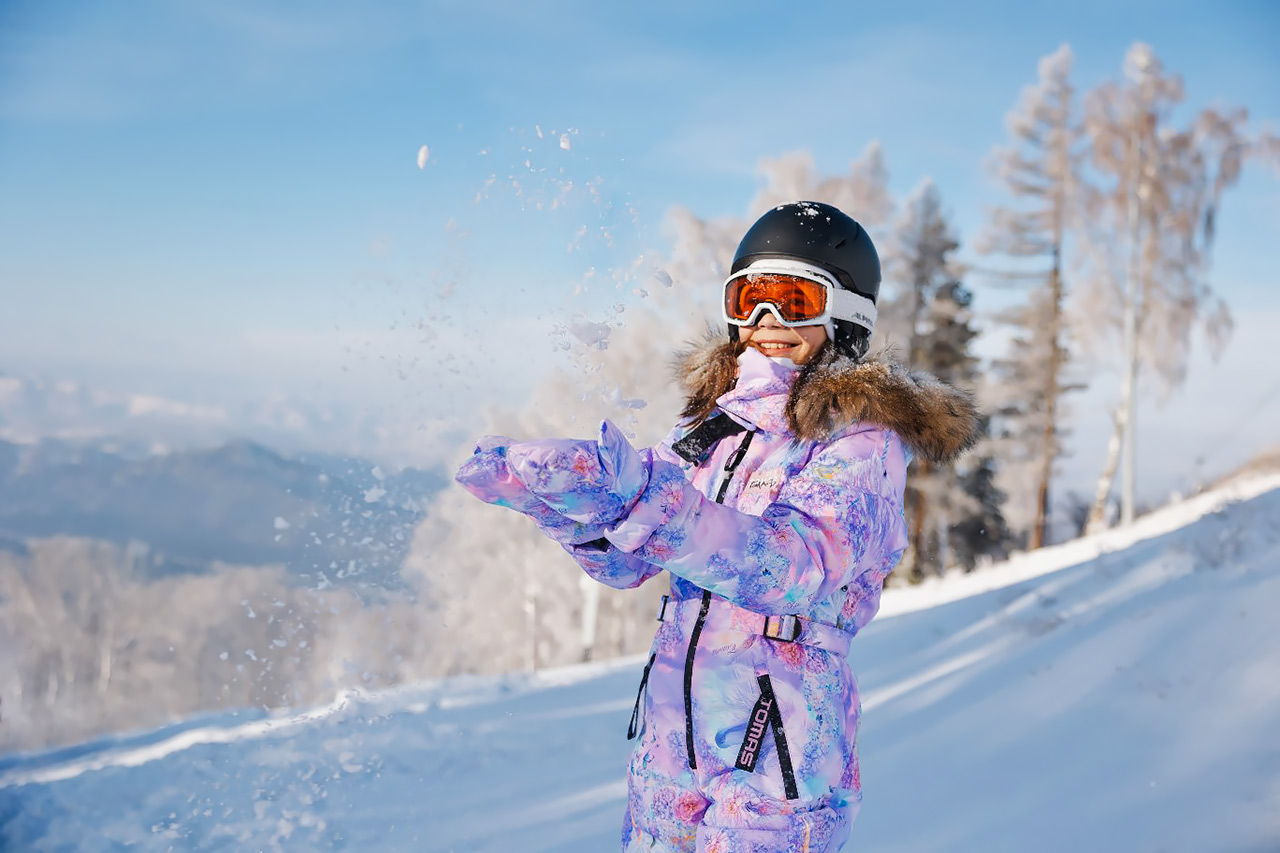 Горнолыжный курорт Манжерок на Алтае - счастливая девушка