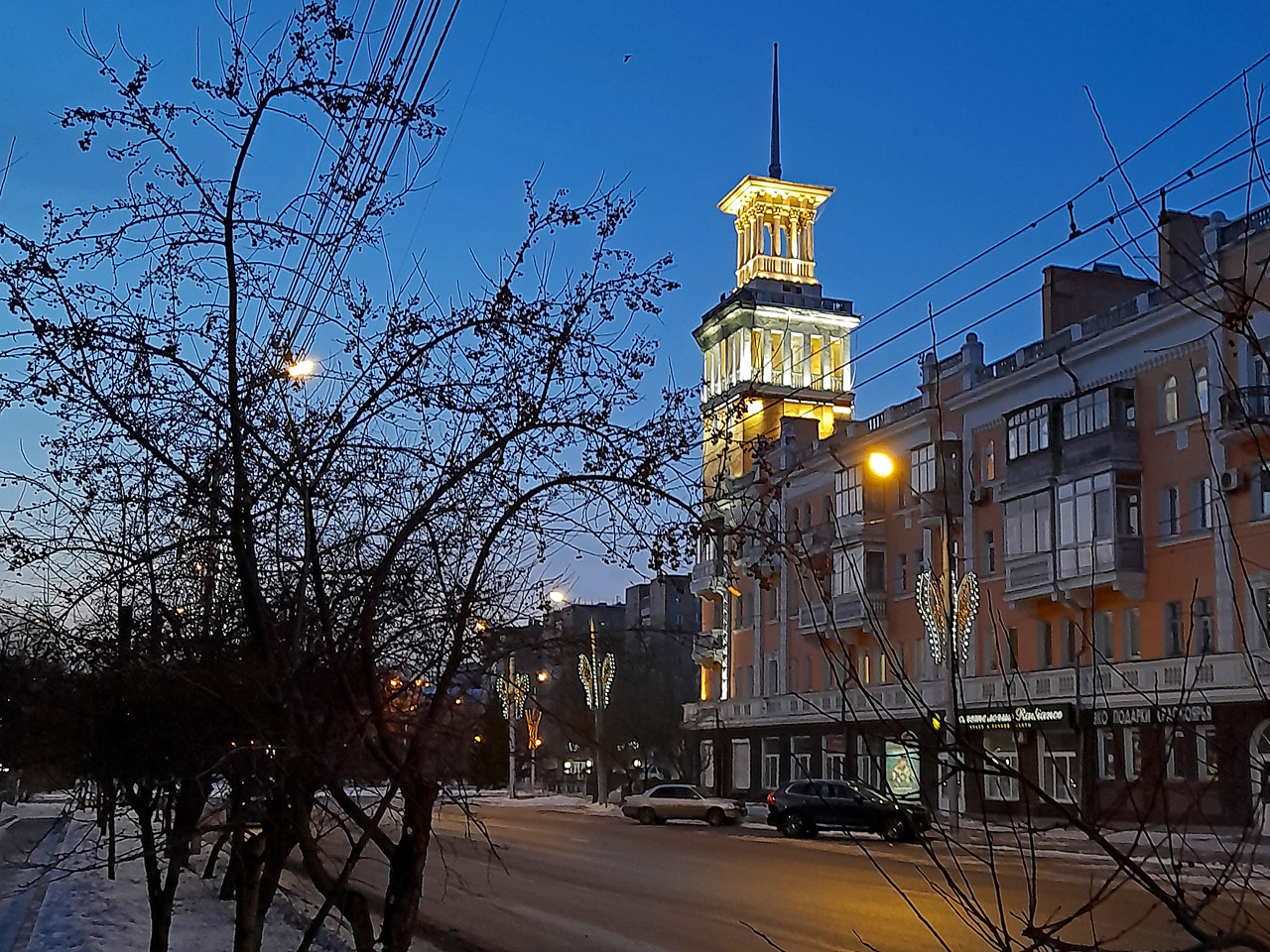 Жилой дом со шпилем, вид с ул. Карла Маркса в Красноярске