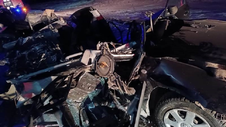 В Красноярском крае два человека погибли во вдребезги разбившейся иномарке