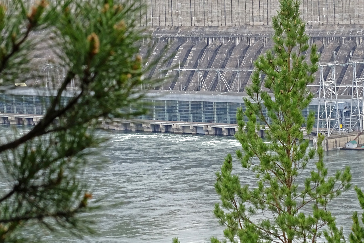 Красноярская ГЭС - машинный зал снаружи