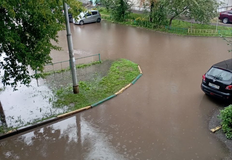 затопленный двор в переулке Медицинский