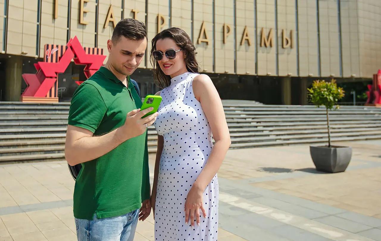 Мужчина и женщина смотрят в телефон