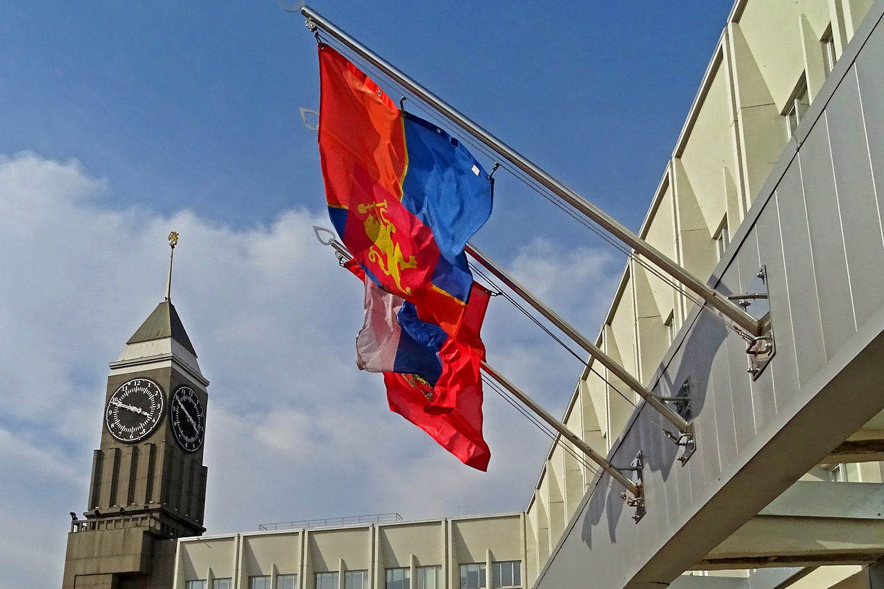 Мэрия Красноярска - флаги на входе и биг-бен - башня с часами