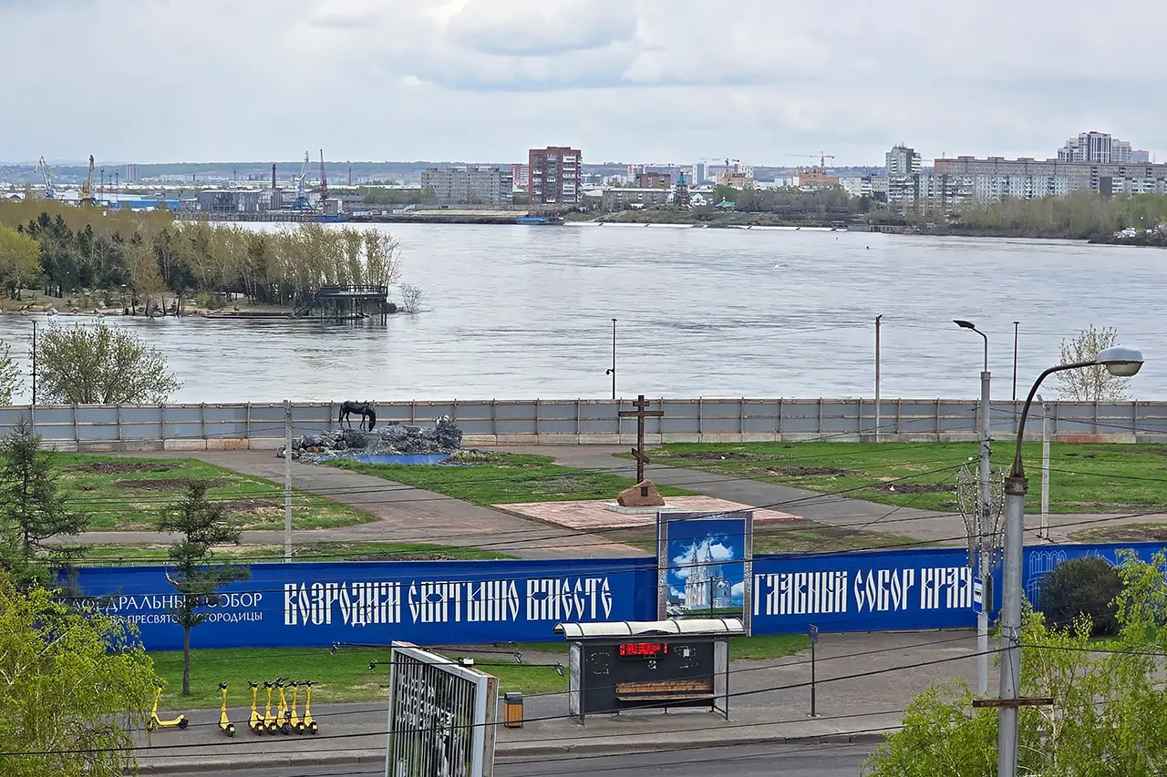 Огороженное место на Стрелке Красноярска под строительство нового большого Собора