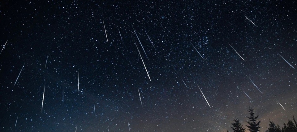 метеорный поток в ночном небе