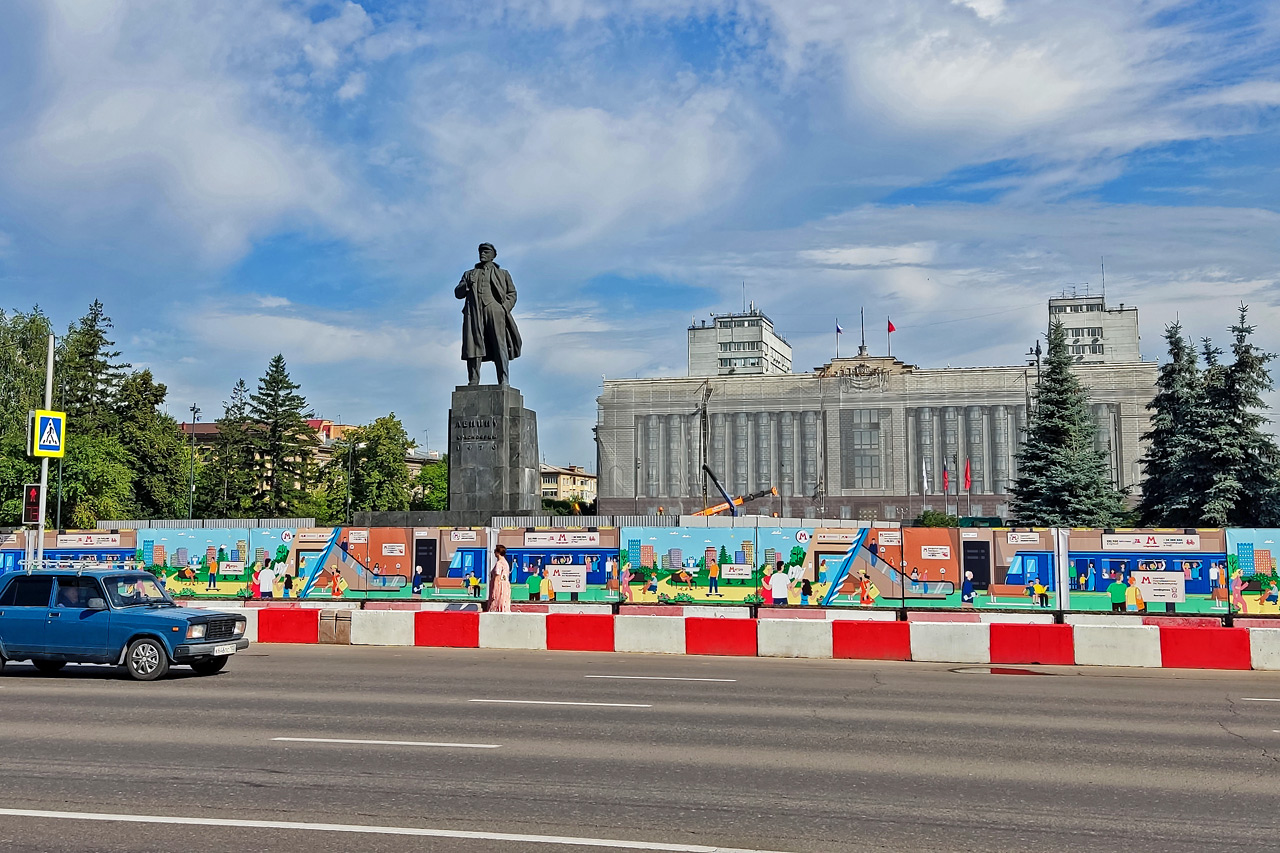 Вид на площадь Революции в Красноярске со стороны памятника Ленину