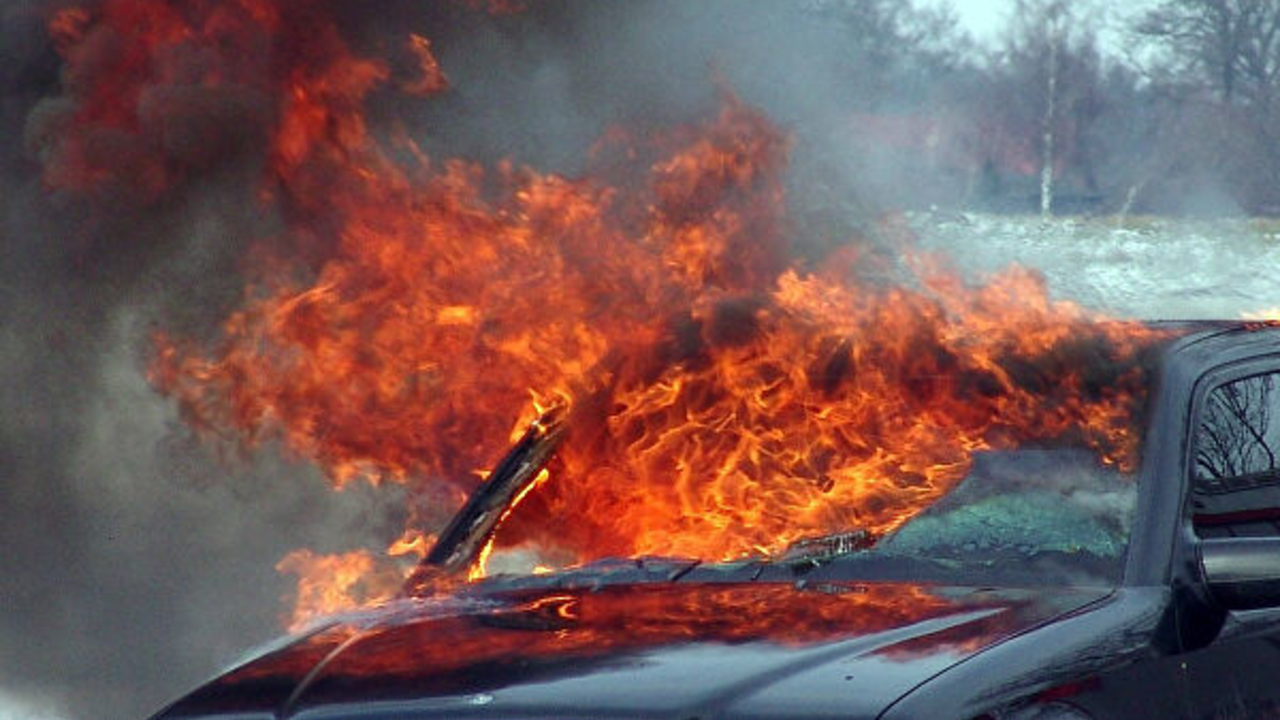 В Железнодорожном районе Красноярска загорелись два автомобиля