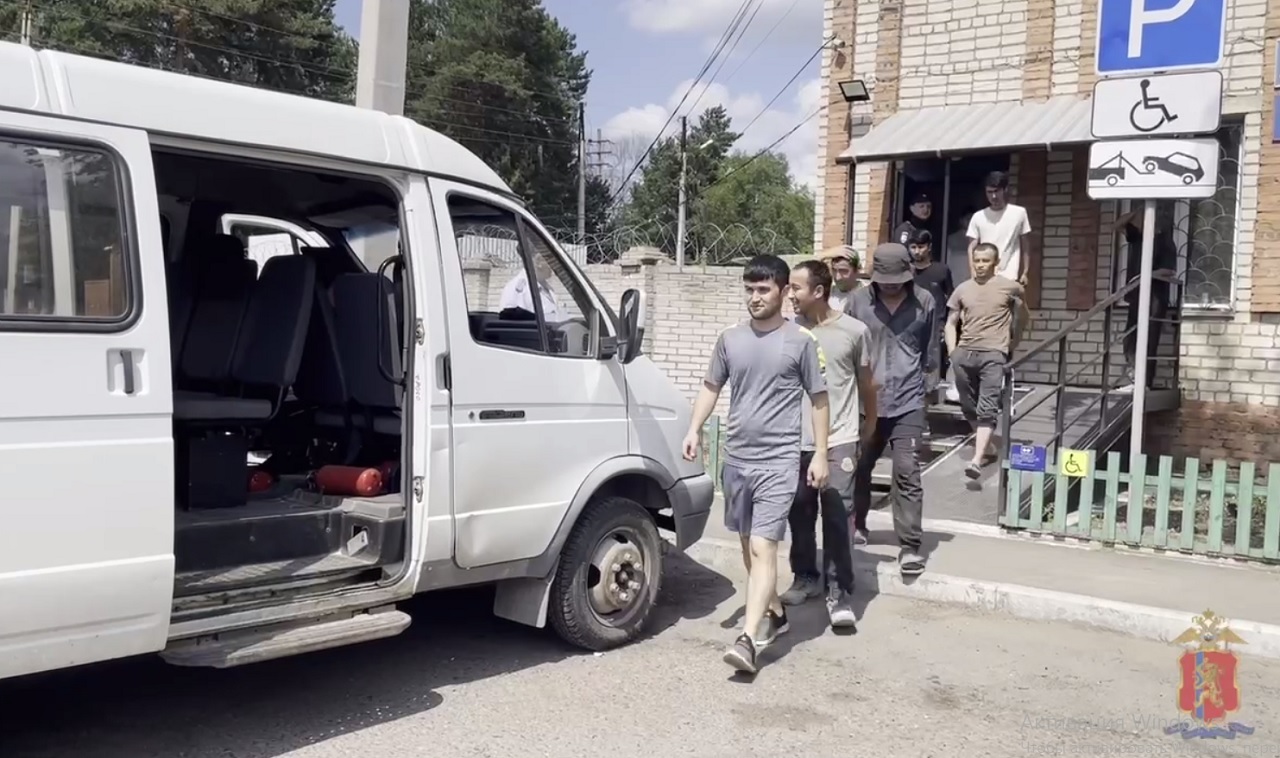 Четверых мигрантов, работавших на стройке в Минусинске, выдворят из России