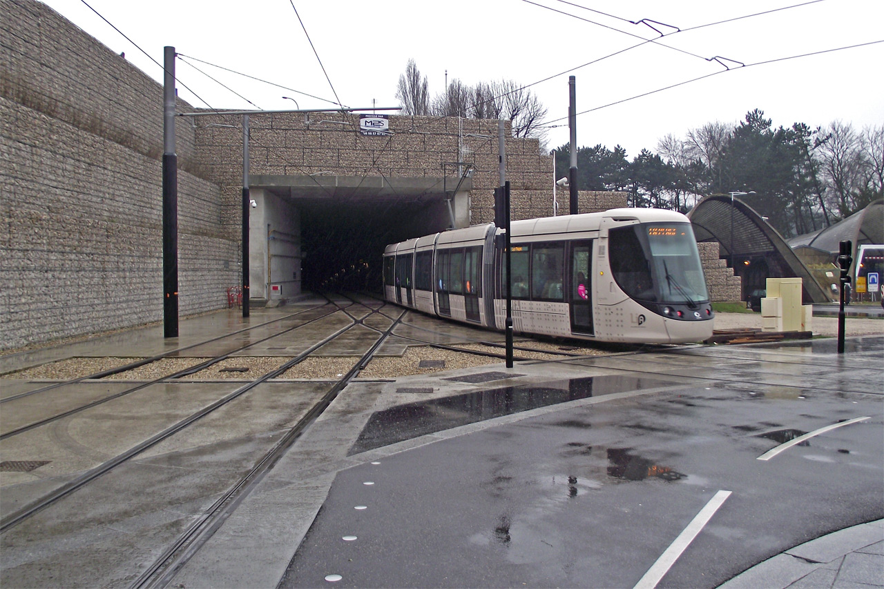 Трамвай выходит из тоннеля