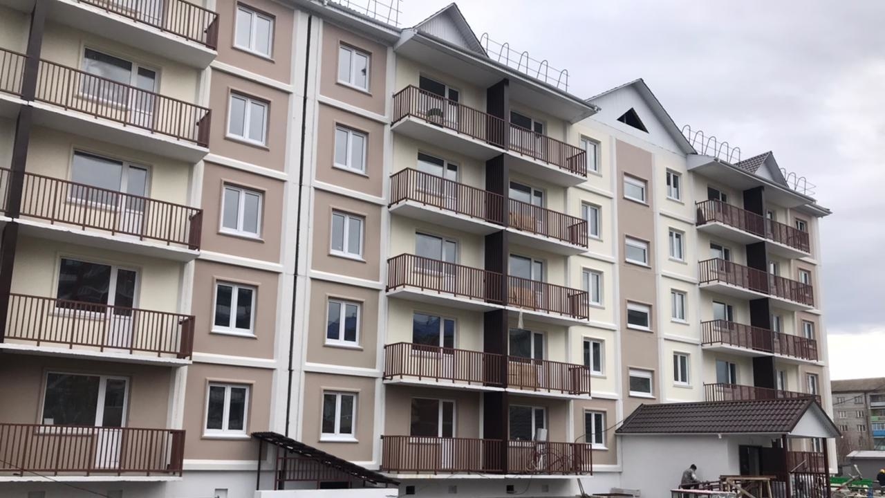 В Шушенском достраивают 85-квартирный дом для переселенцев