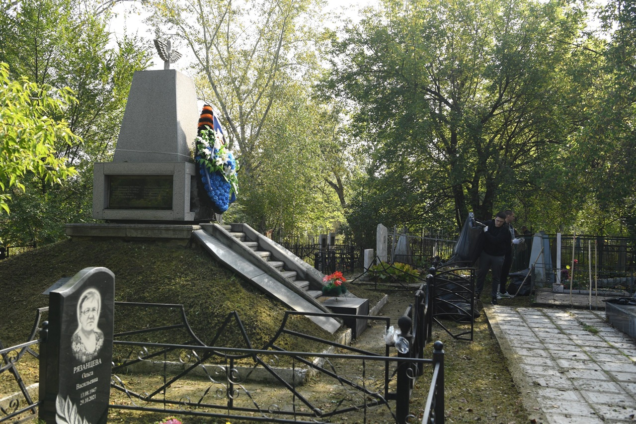 братская могила воинов на Троицком кладбище