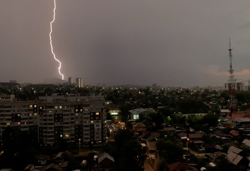 молния во время грозы