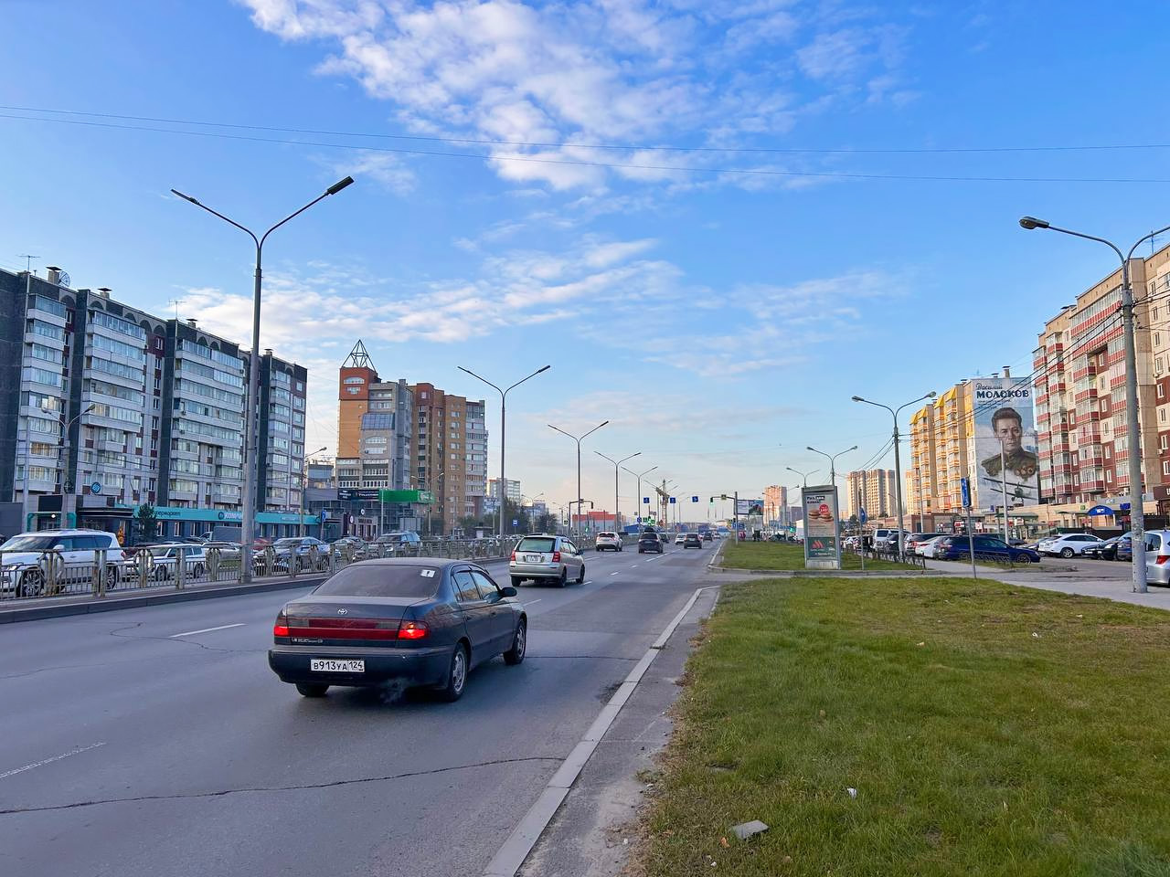 Улица Молокова в Красноярске вид с газона тротуара
