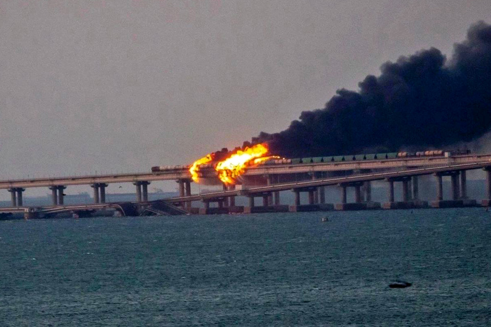 Фото пожара на Крымском мосту мигом облетело социальные сети