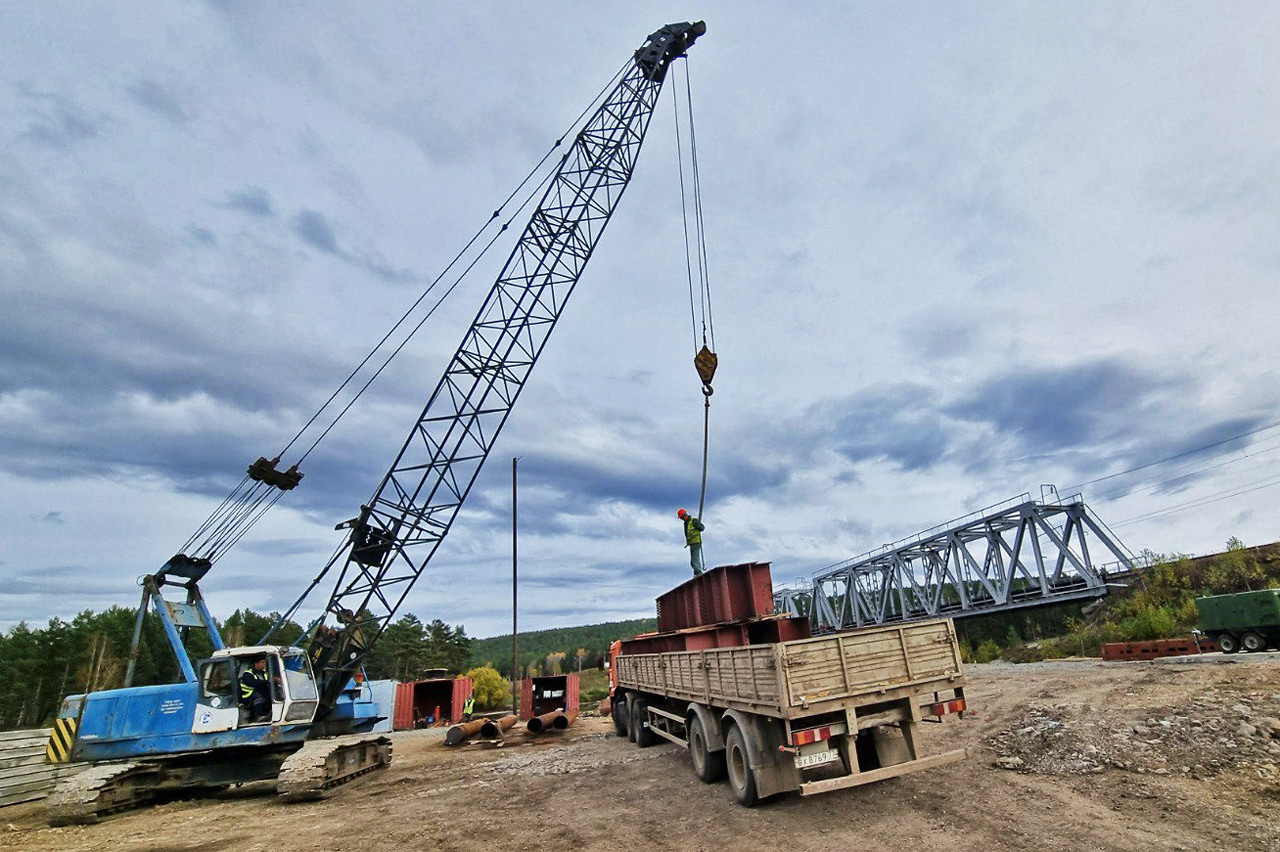 Начало строительства железнодорожного моста через реку Кан