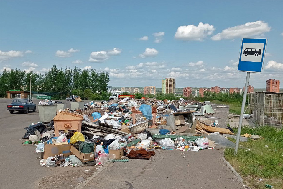много мусора в баках, невывезенный мусор