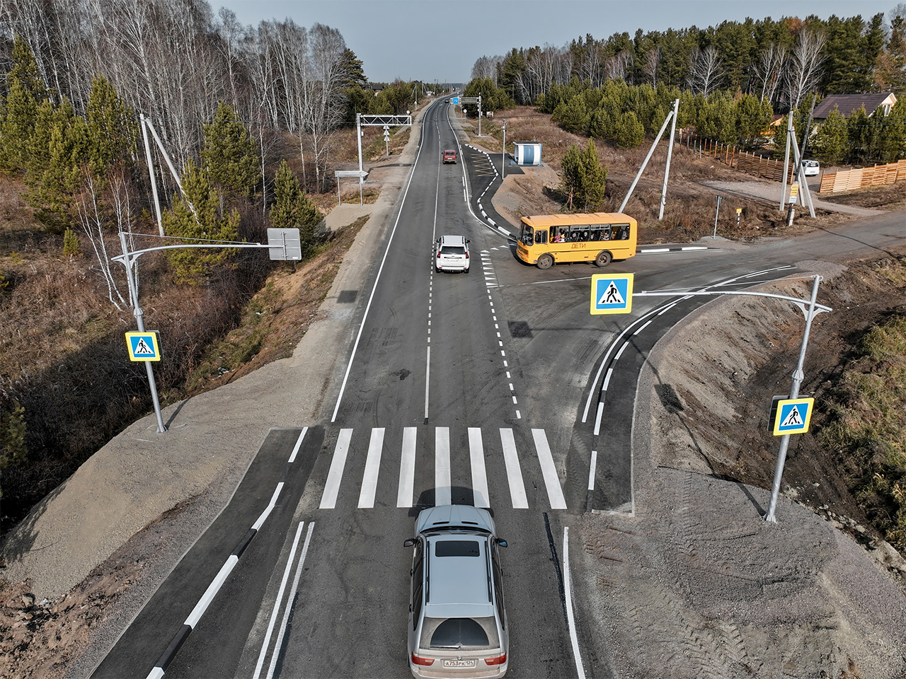 Школьный автобус выворачивает на трассу