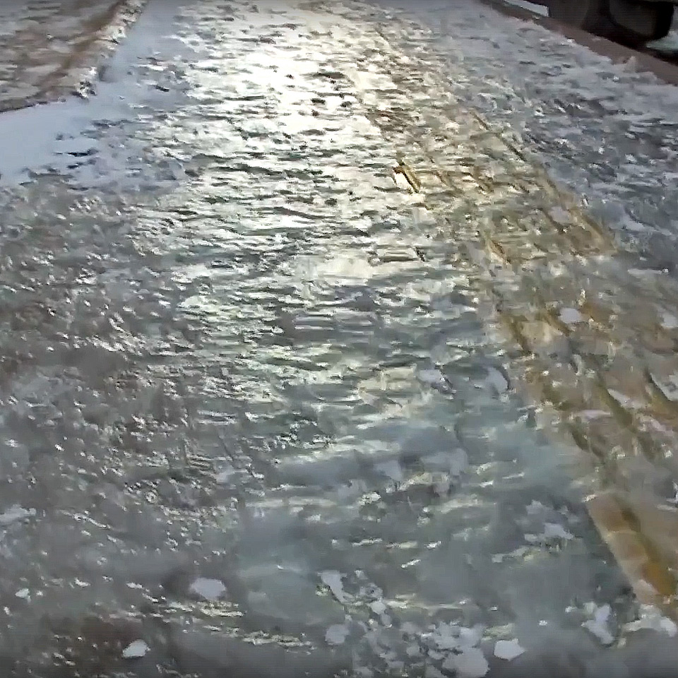 Наледь на тротуаре - корка льда