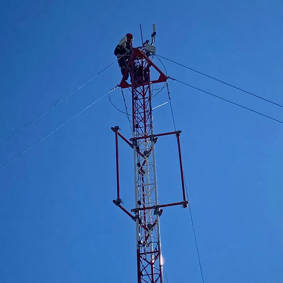 Наверху на вышке сотовой связи