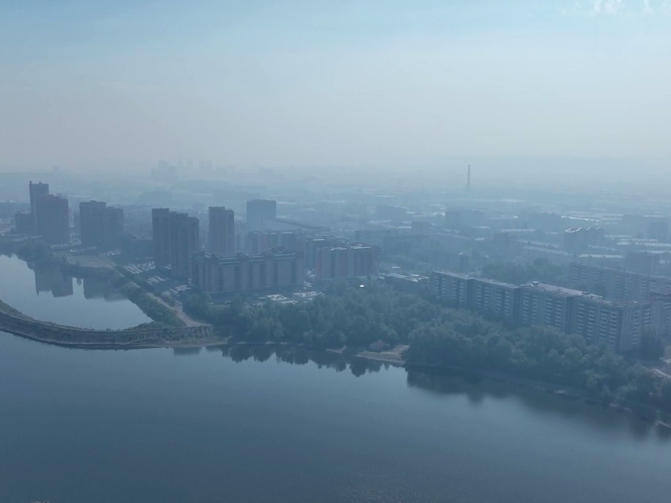 Красноярск сегодня выглядит вот так - город теряется в дымке