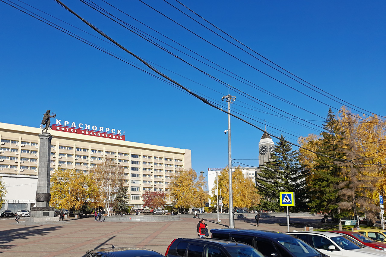 Театральная площадь Красноярска и провода