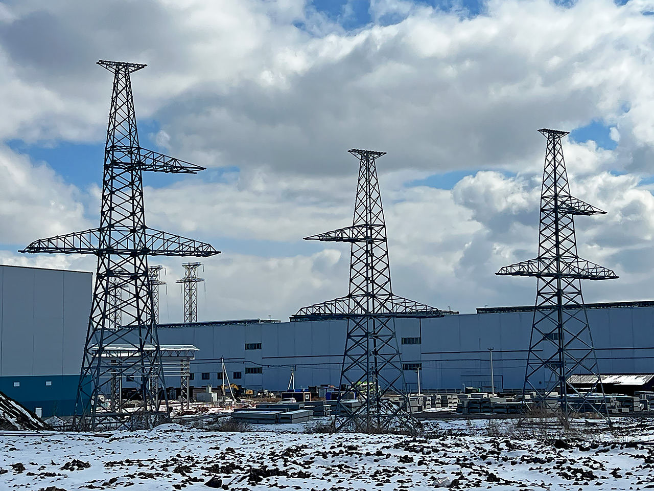 Опоры ЛЭП около Нового КрАЗа в Красноярске