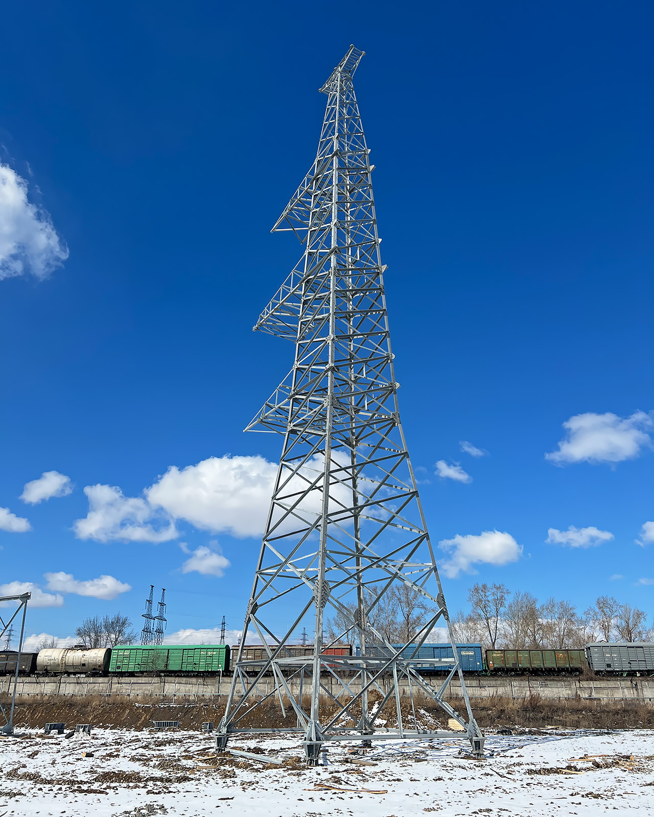 Вид на опору ЛЭП без проводов - ведет на КрАЗ
