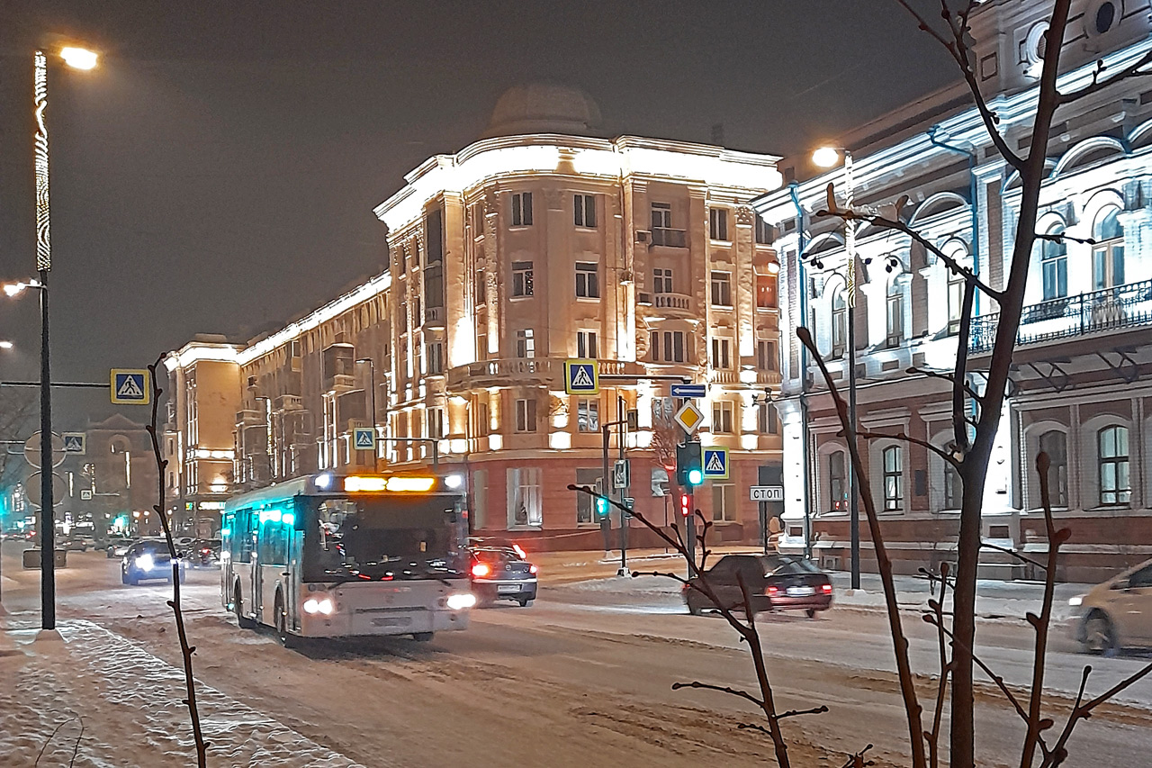 Автобус едет по пр. Мира в Красноярске