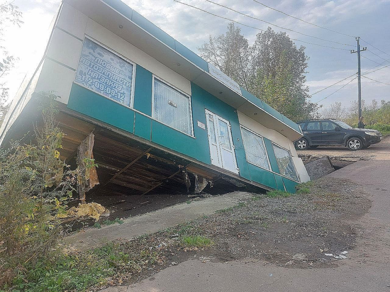 павильон сполз с обрыва