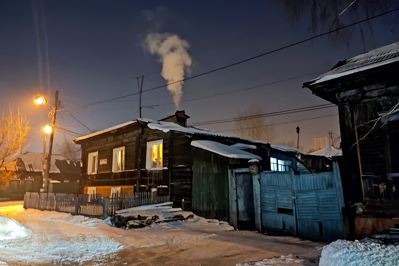 Дымящий частный дом в Николаевке Красноярска