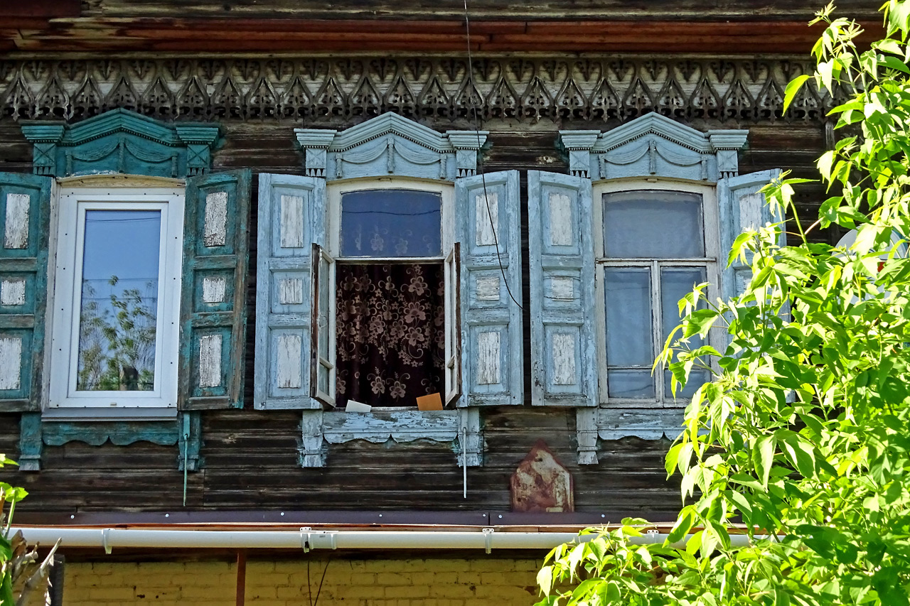 Николаевка Красноярска - деревяный двухэтажный дом с открытым окном