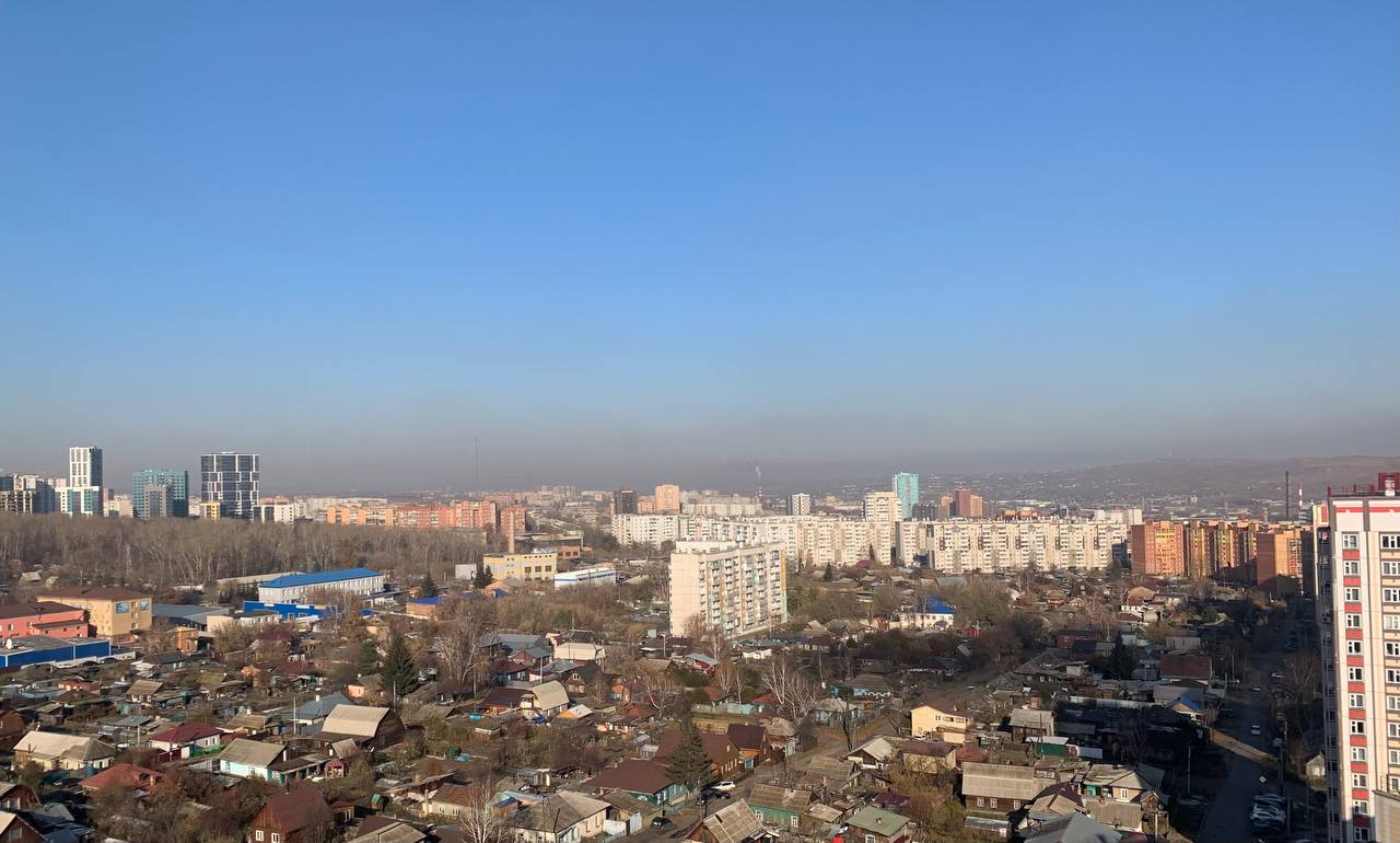 смог над городом, черное небо осенью