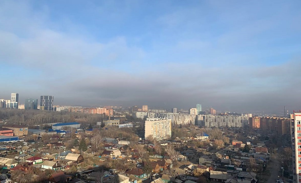 смог над городом, черное небо осенью