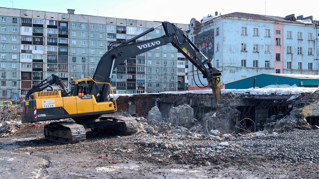 cнос старого здания в Норильске