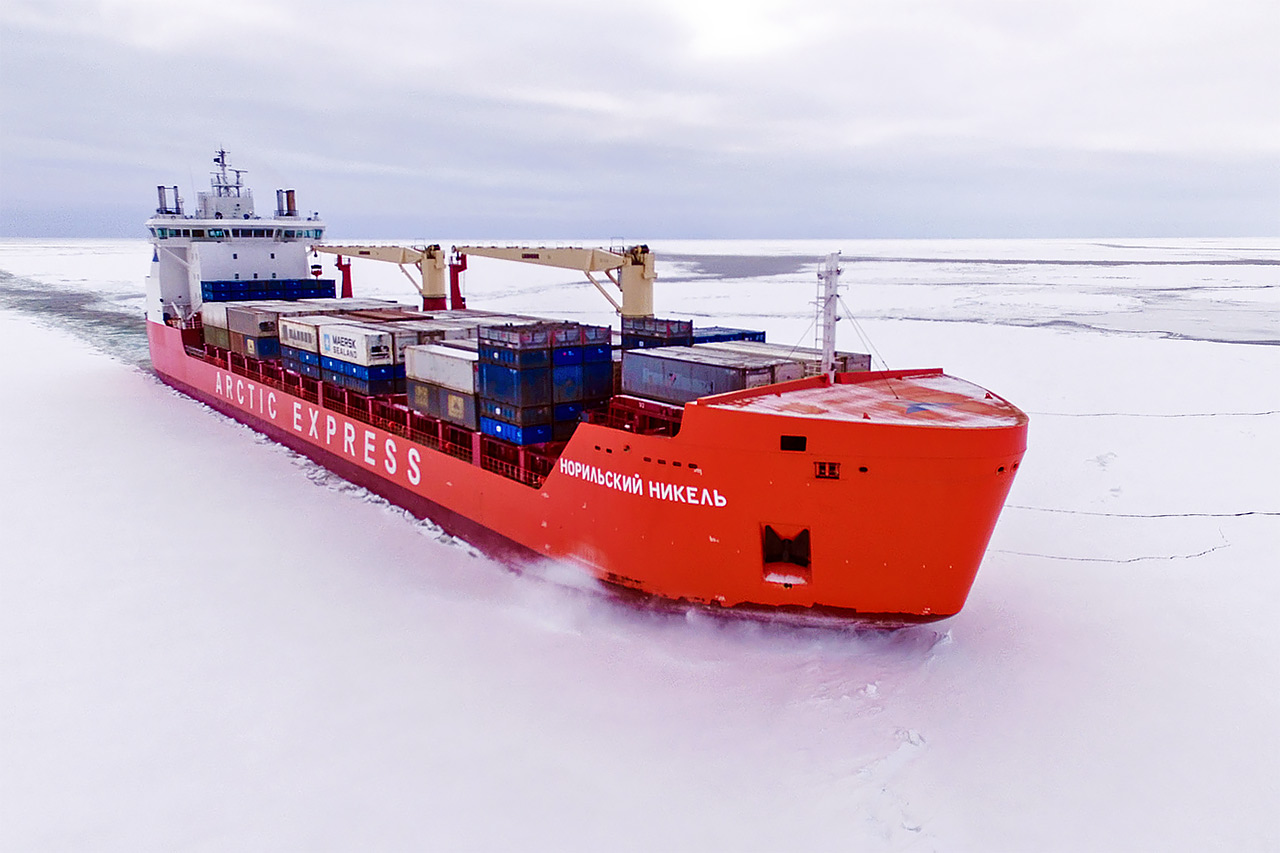 Контейнеровоз в Норильский никель идет во льдах