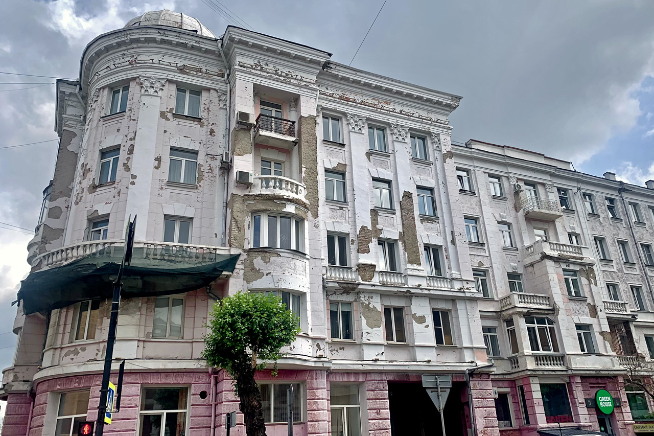разрушающийся фасад дома