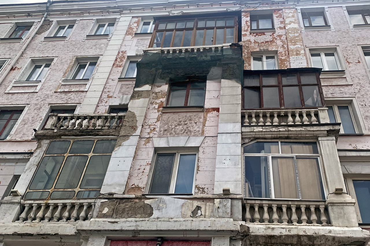 разрушающийся фасад дома