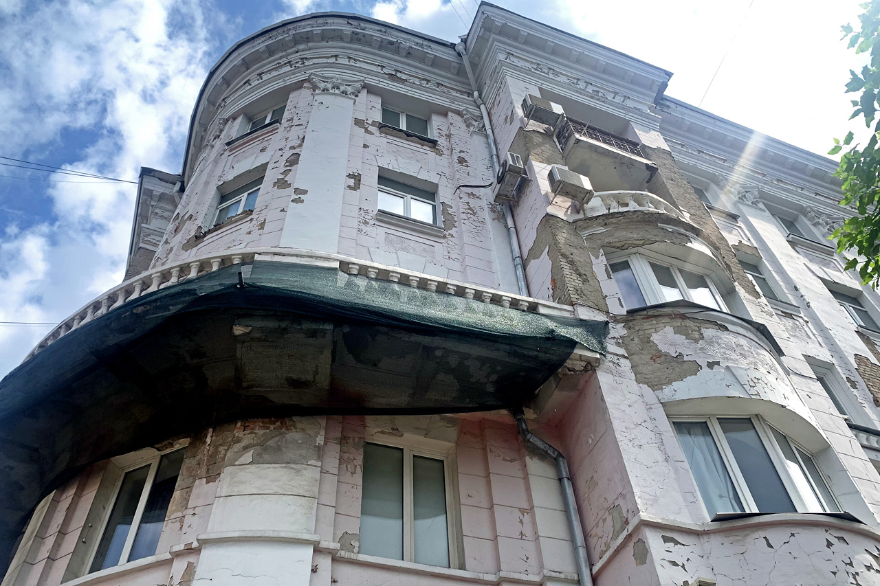 разрушающийся фасад дома