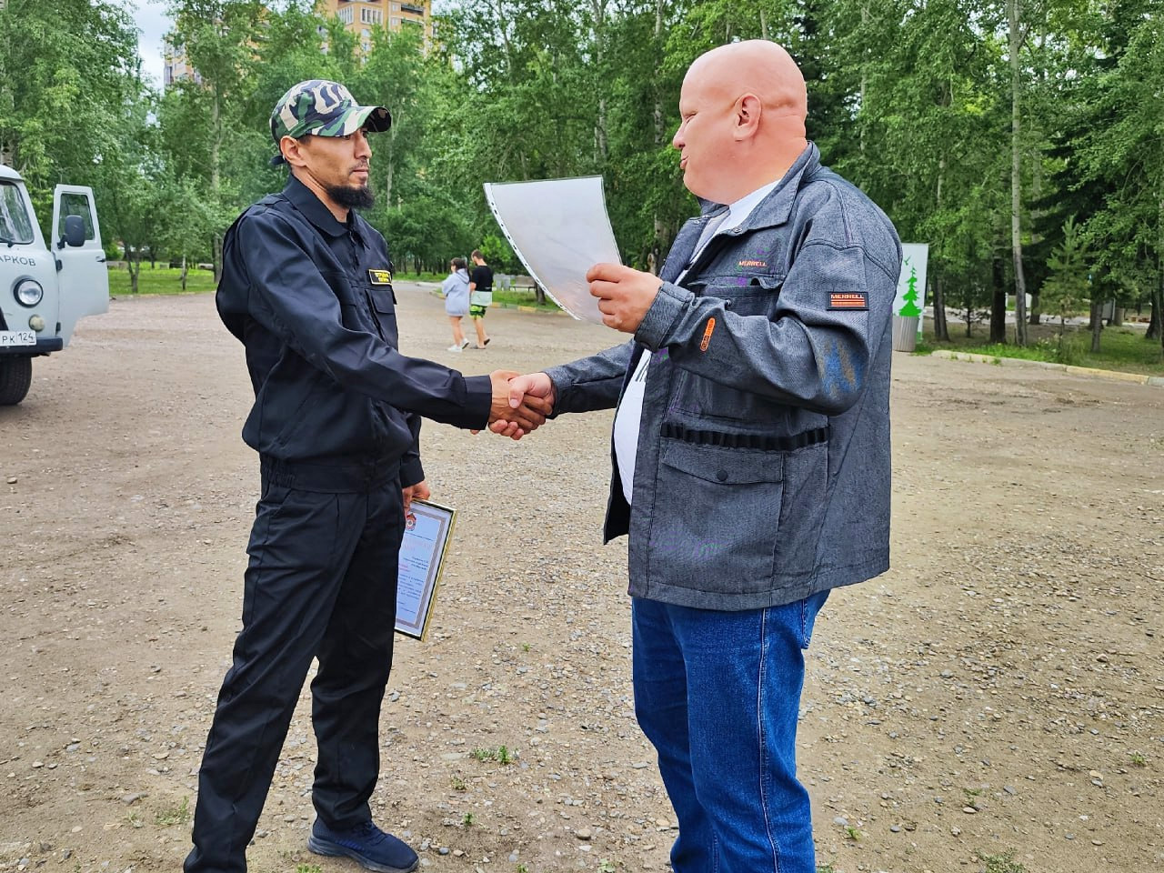 Охраннику вручают благодарсвенное письмо