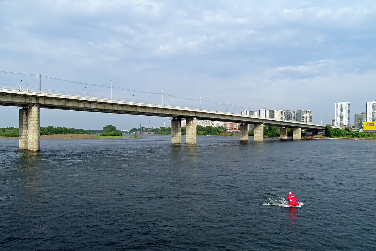 Октябрьский мост Красноярска через Енисей