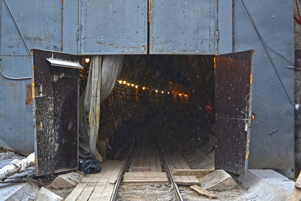 вход в старый тоннель метро на Высотной