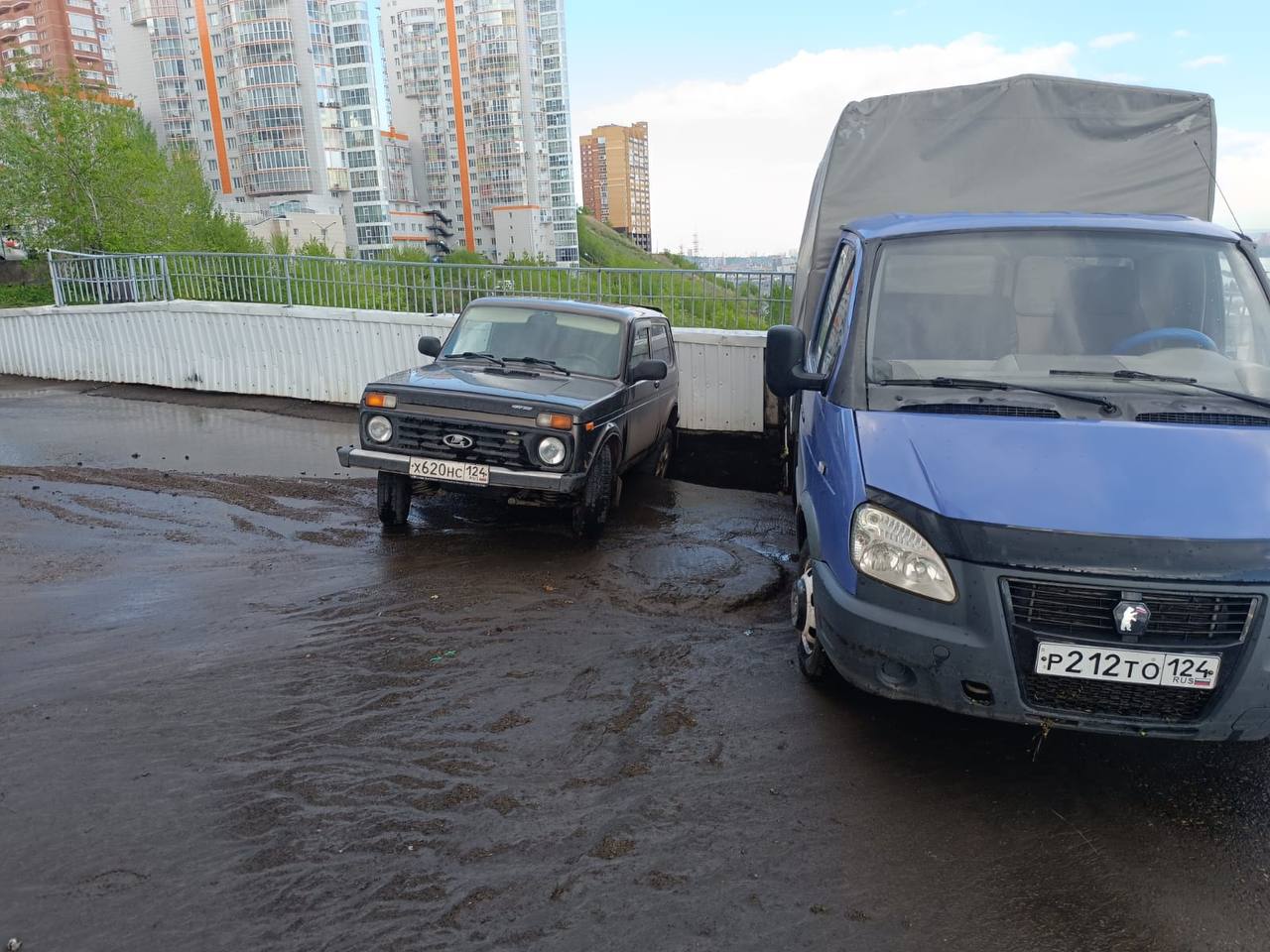В красноярской «Орбите» из-за дождя под машинами провалился асфальт