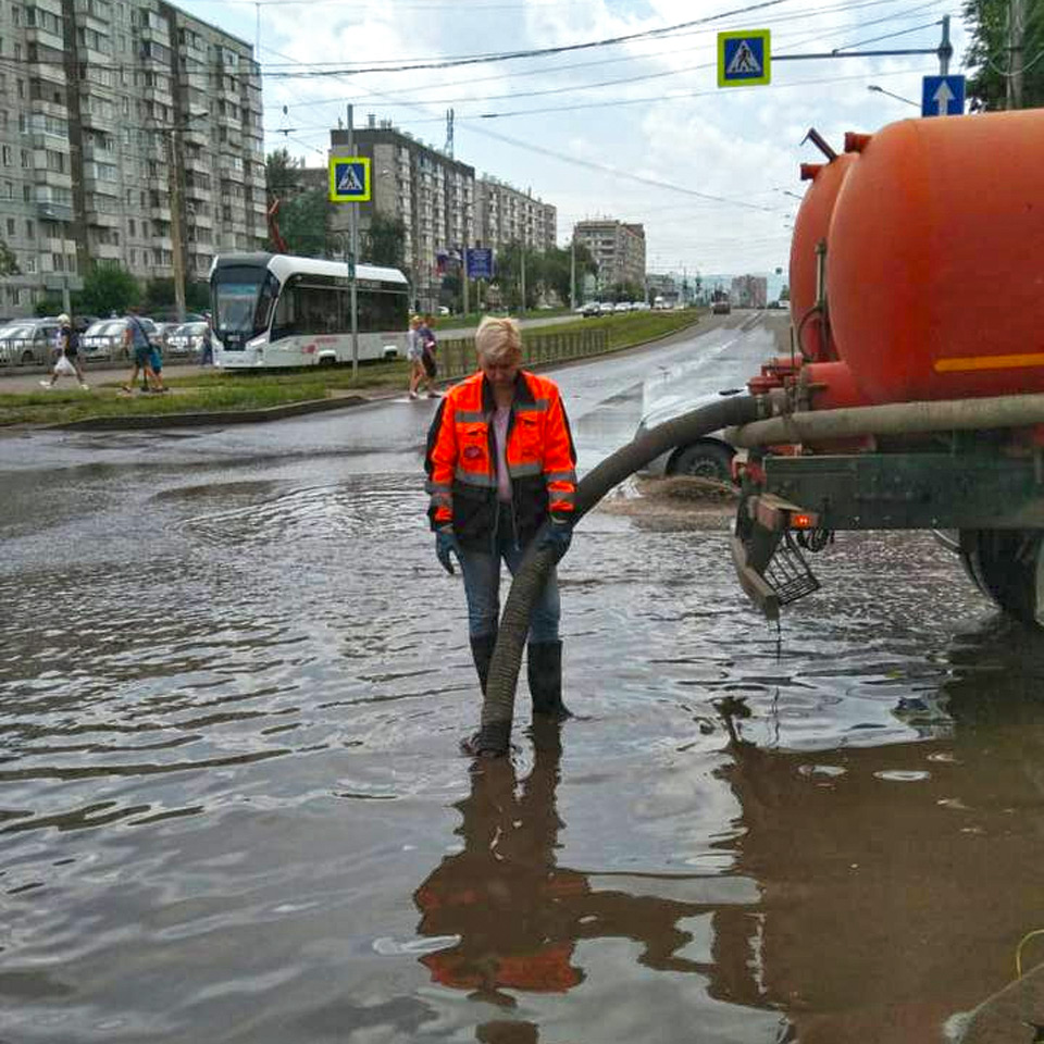 Откачка воды на улицах Красноярска