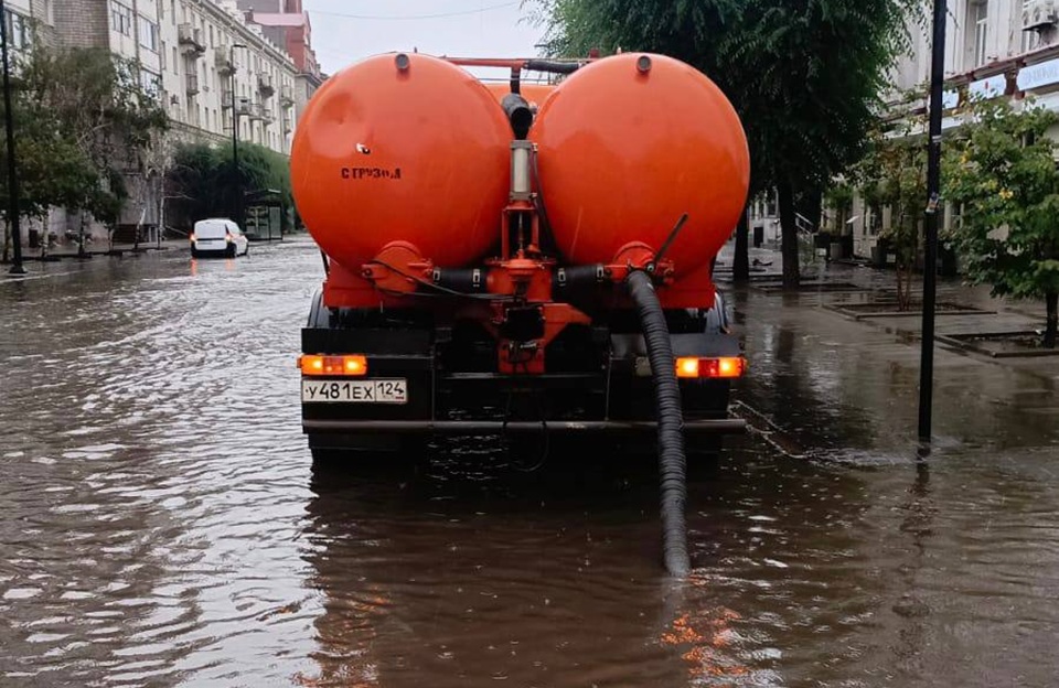 откачка воды с улиц Красноярска