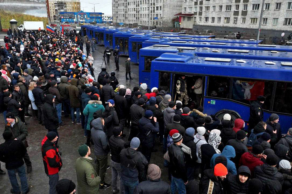 Мобилизованные готовятся сесть в автобусы