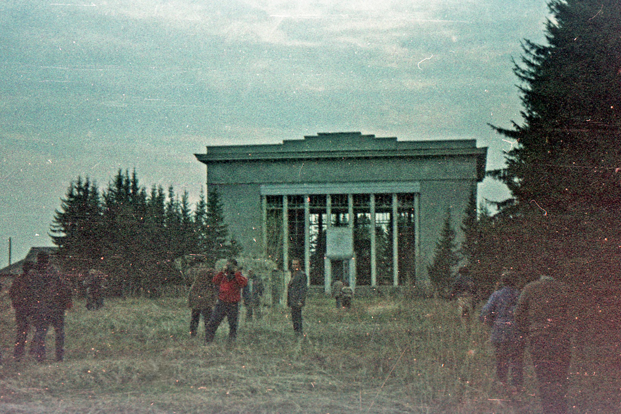 Туристы у пантеона Сталина в Курейке, 1980-е