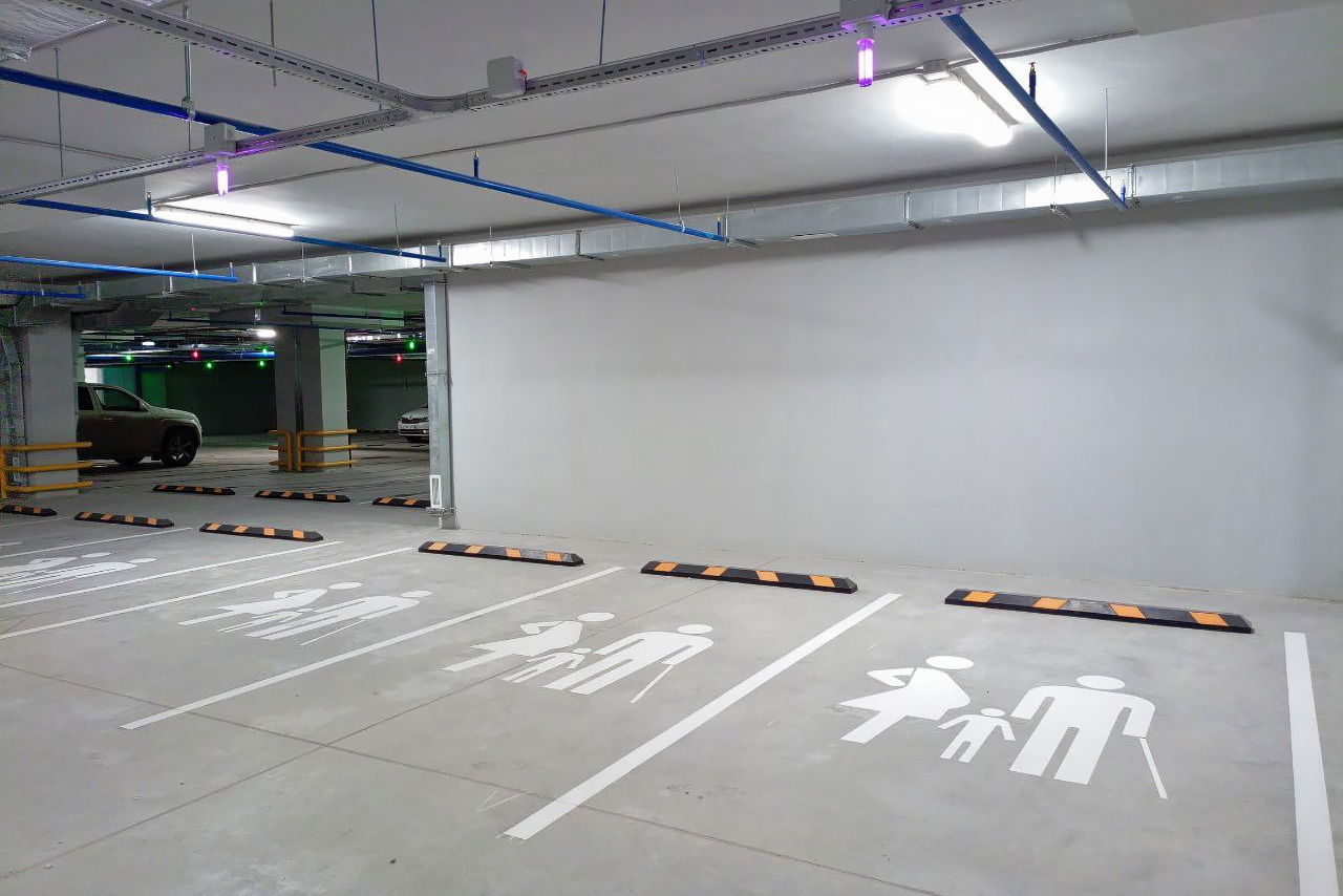 Подземная парковка на Театральной Красноярска - вид внутри