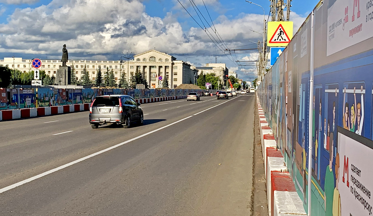 Закрытый переход на пл. Революции у памятника Ленину и Центральным парком